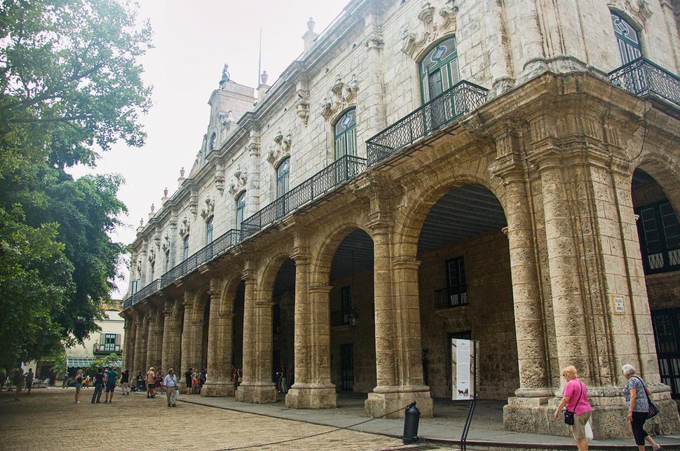 Honosná stavba Palacio de los Capitanes Generales bola postavená v rokoch 1776 - 1792 ako sídlo španielskeho guvernéra Kuby. Je považovaná za jeden z najväčších architektonických klenotov na Kube. Dnes slúži ako múzeum.