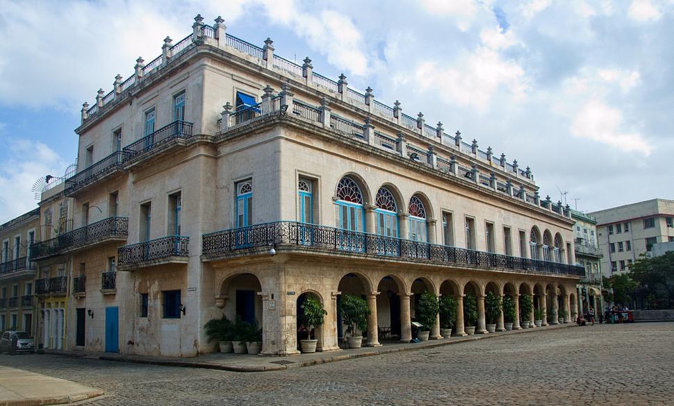 Koloniálny palác dal postaviť na konci z 18. storočia gróf de Santovenia, milovník výstredných osláv. Dnes je z neho päťhviezdičkový hotel Santa Isabel.