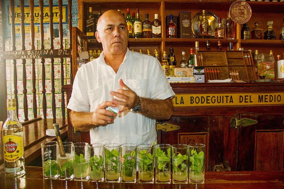 Kuba je kolískou rumu. Preto tu najviac frčí Mojito (mix rumu a mäty) a Daiquirí (mix bieleho rumu, limetkovej šťavy).