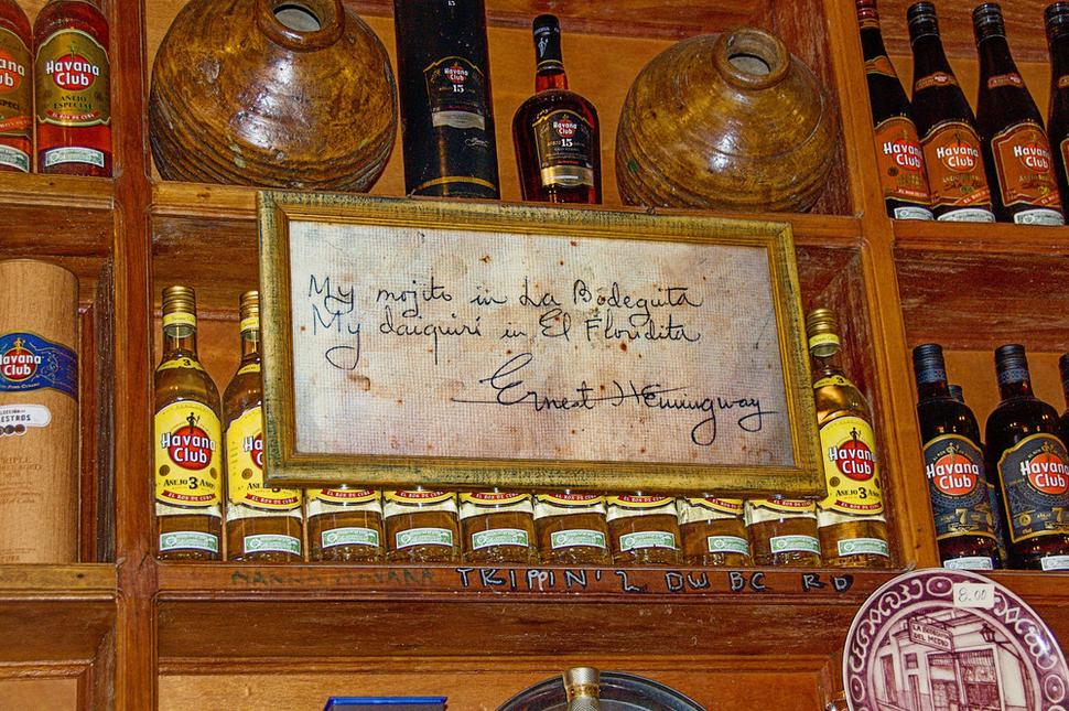 Na stene nad barom visí v rámčeku citát Hemingwaya „Keď mojito, tak v Bodequite. Keď daiguirí, tak vo Floridite“.
