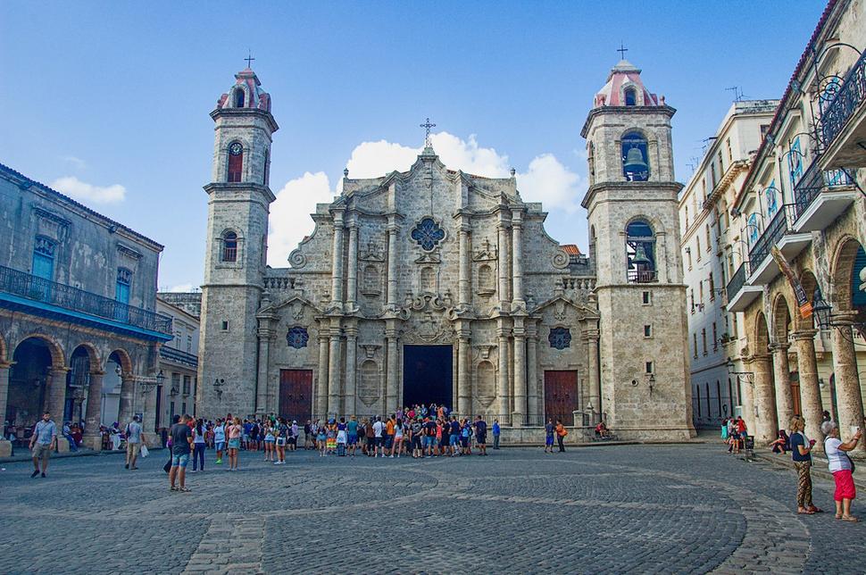 Námestie Plaza de la Catedral mnohí považujú za najkrajšie havanské námestie. Jeho dominantou je baroková katedrála Nepoškvrneného počatia Panny Márie.