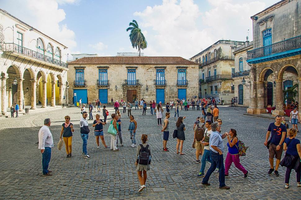 Zvláštnu pozornosť si zaslúži palác Palacio de los Condes de Casa Bayona, na spodnej časti námestia, z roku 1720. Dnes funguje ako múzeum Museo de Arte Colonial s koloniálnym nábytkom zo 17. a 18. storočia a dekoratívnym umením.
