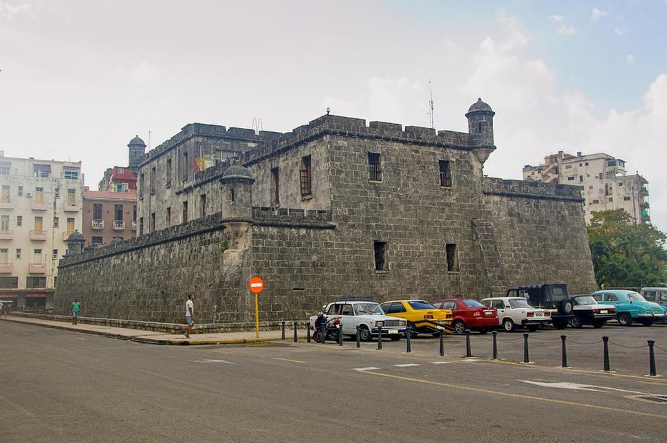 Je podvečer a vraciame sa na hotel. Z autobusu fotím pevnosť Castillo de la Punta. Oproti nej, na druhej strane zátoky, stojí pevnosť del Morro, ktorú sme dnes ráno navštívili. Kedysi reťaz natiahnutá medzi týmito pevnosťami bránila vstup lodí do zátoky.