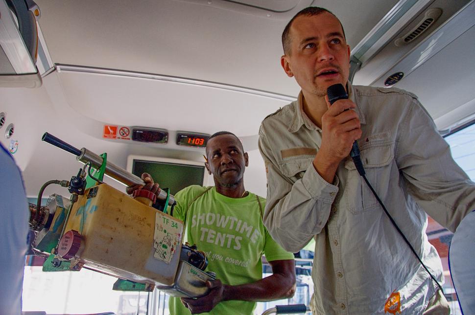 V akejsi dedinke cez ktorú prechádzame Ivan náhle zastavuje autobus. Do autobusu pozýva okoloidúceho Kubánca, aby nám predviedol svoj inštrument podobný vysávaču, alebo skôr plameňometu.