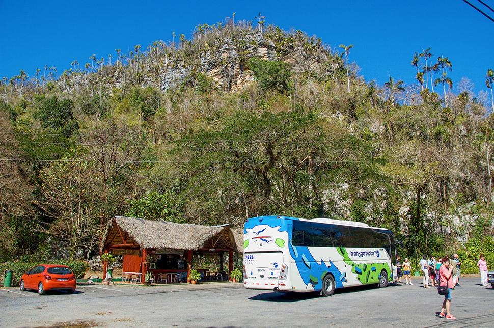 Vápencová oblasť ktorou prechádzame je plná jaskýň. Zastavujeme pri turistami veľmi navštevovanej jaskyni Cueva del Indio, teda Indiánovej jaskyni.