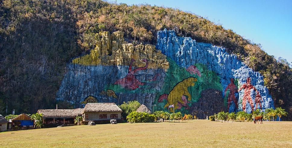 K turistickým zaujímavostiam v pohorí Sierra del Rosario patrí aj maľba na skalnej stene Mural de la Prehistoria. Vraj si ju objednal sám veľký Fidél a preto návšteva tejto grotesknej a gýčovej maľby bola pre Kubáncov skoro povinná.