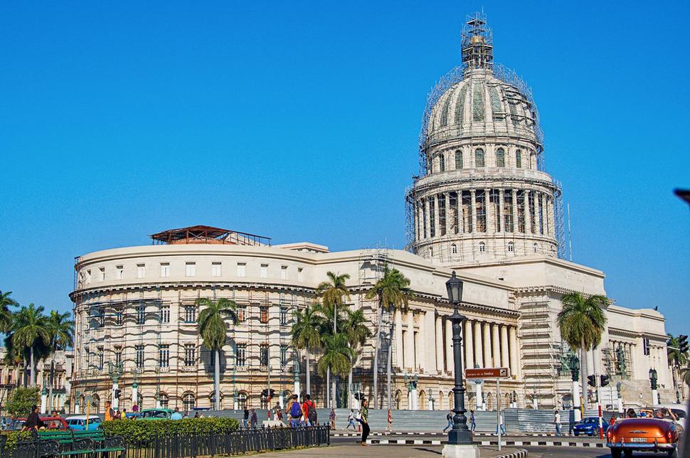 Z kabrioletov vystupujeme pred 92 metrov vysokým Capitollo Nacional. Najimpozantnejšia stavba Kapitola z roku 1929 sa stala symbolom Havany. Podobnosť s Kapitolom vo Washingtone nie je náhodná.