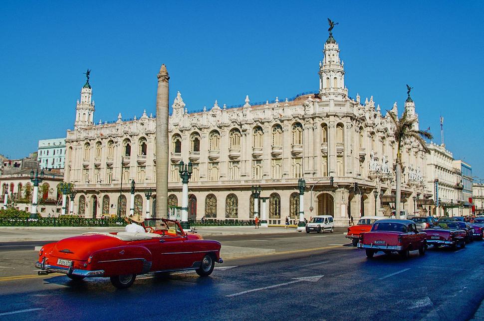 Hneď vedľa Kapitoly stojí ďalšia impozantná stavba - Grand teatro de La Habana. Je najstarším kamenným divadlom na západnej pologuli. Budova s divadelnou sálou s 2000 kreslami bola postavená v roku 1837 a dnes tu sídli Ballet Nacional de Cuba.