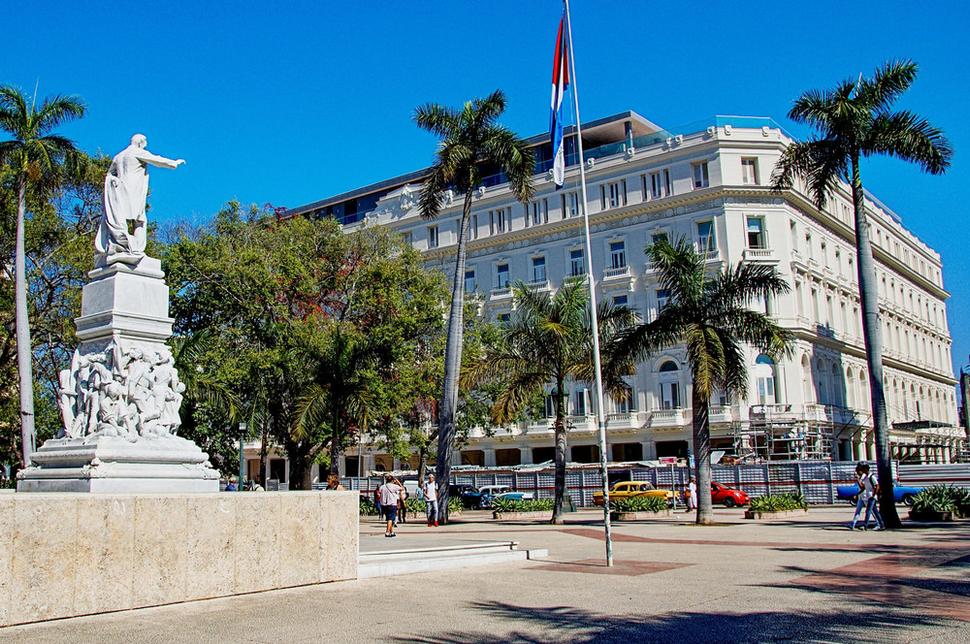 Revolucionár José Martí ukazuje zo sochy v Centrál parku na historickú budovu Manzana de Gómez zo začiatku 20. storočia, ktorá bola pôvodne prvým nákupným centrom Kuby. Histórie v nej veľa nezostalo, dnes je to najluxusnejší hotel Havany Kempinsky.