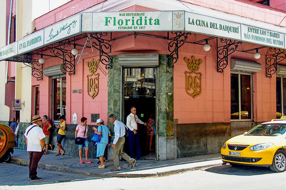 Bar El Floridita. Pripomeňme si zápis, ktorý zanechal Hemingway v bare Bodequita, "Keď mojito, tak v Bodequite, keď daiquiri, tak vo Floridite".