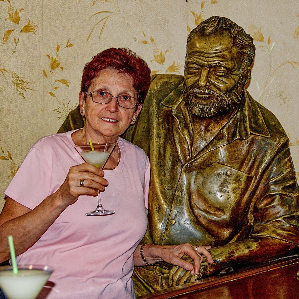 V kúte na barovej stoličke mal Don Ernesto svoje stále miesto. Aj teraz je táto barová stolička obsadená papá Ernestom, dobre naladeným, usmievavým, dívajúcim sa po hosťoch. Záujem je veľký, na prisadnutie si pre fotku si treba vystáť v rade.