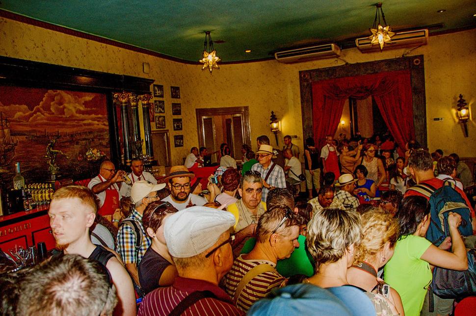 Na stenách baru visia fotografie z pobytu Ernesta Hemingwaya na Kube. Ako vždy, je tu nával.