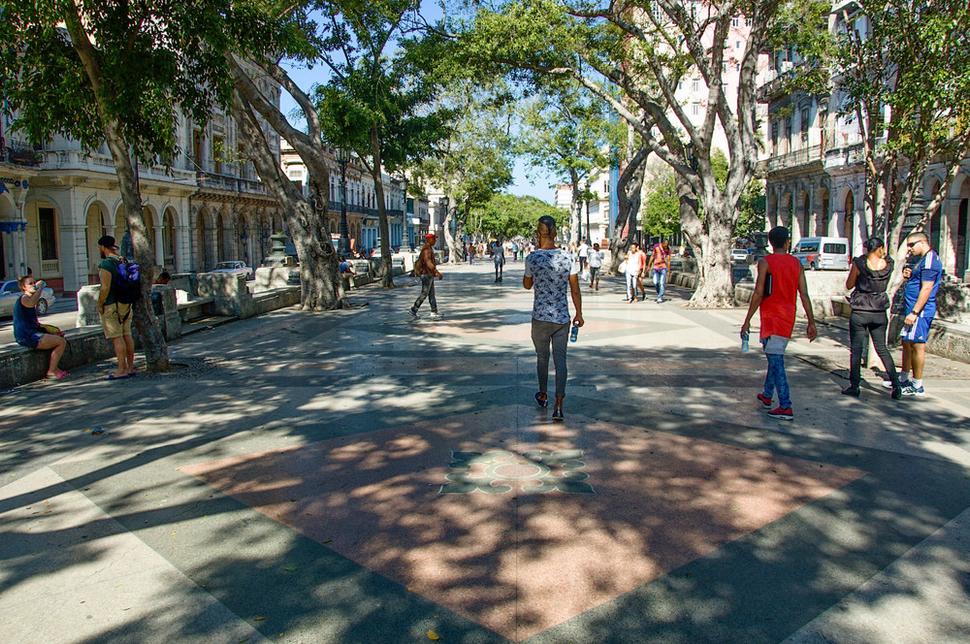 Bulvár Paseo del Prado je pre Havanu to isté, ako pre Prahu Karlov most, alebo pre Moskvu Starý Arbat. Stala sa miestom denných a nočných stretnutí. Promenádu po oboch stranách lemujú aleje stromov, je vydláždená mramorom vo farebných kombináciách.