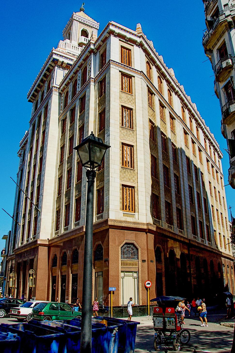 Budova Bacardi Building patrila do znárodnenia po kubánskej revolúcii rodine Bacardi, ktorá výrazne pozdvihla úroveň výroby rumu na Kube. Po ich odchode do Portorika bol nahradený názov rumu Bacardi novým názvom - Habana Club.