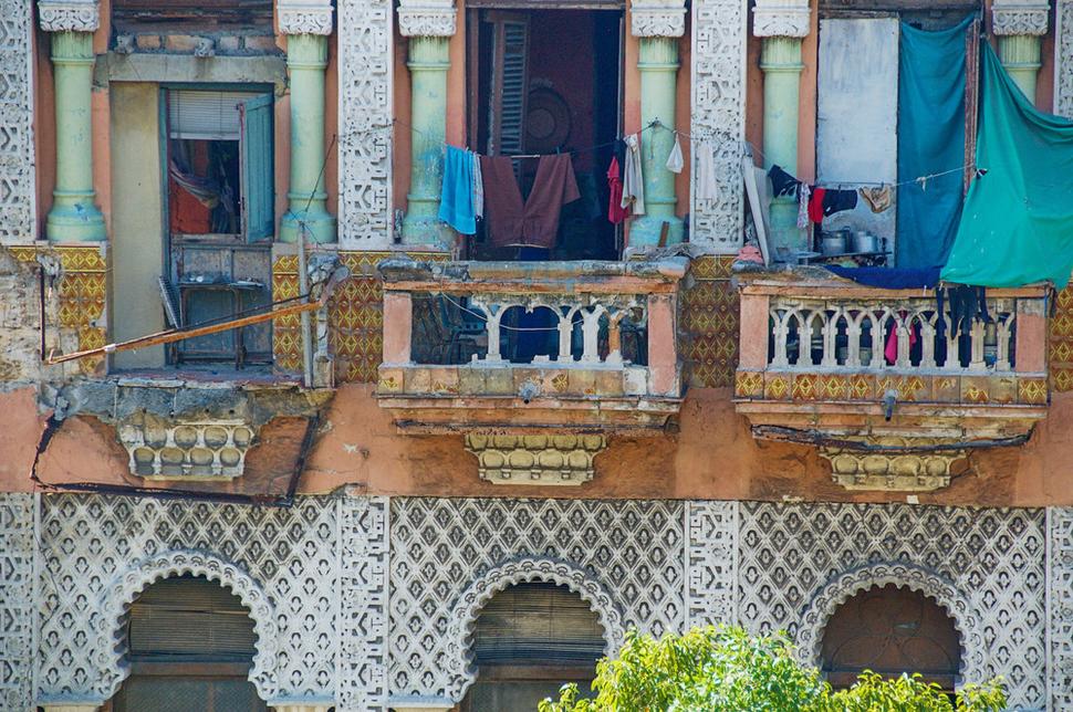 S kontrastami sa v Havane a na Kube stretnete na každom kroku. Presne oproti peknému palácu ktorý vidíte na predchádzajúcom obrázku, na druhej strane bulváru, dívam sa na totálne zdevastovaný palác. Kedysi ho zdobila krásna maurská mozaika.