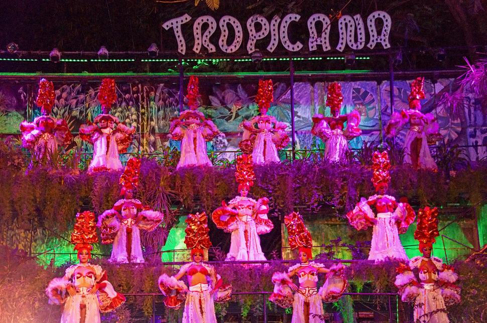Z programu v nočnom klube Tropicana.