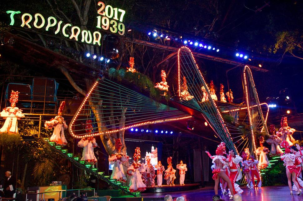Otvorenie show v nočnom klube Tropicana.