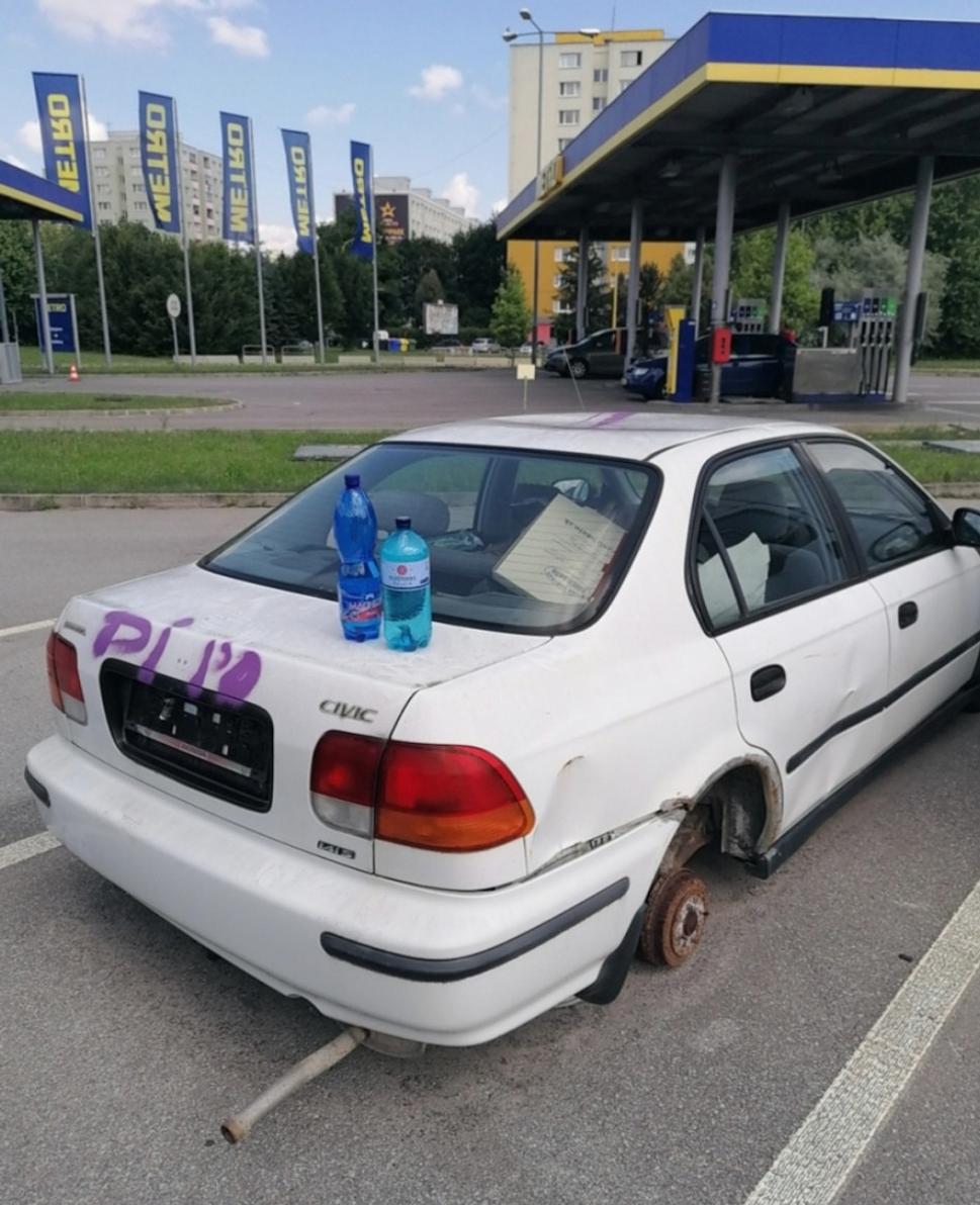 júl, zadný kufor ako stolík na fľaše