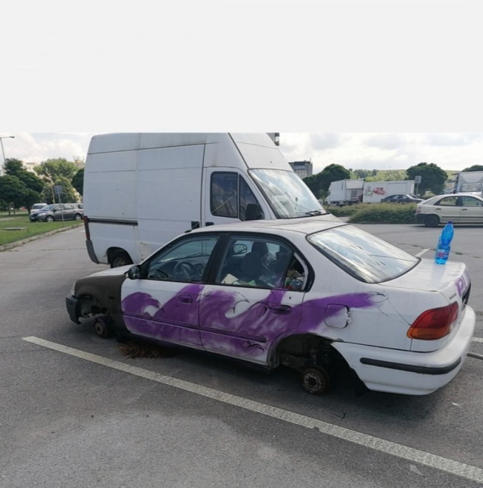 júl, "ľavobok" až na grafiti je prakticky nepoškodený