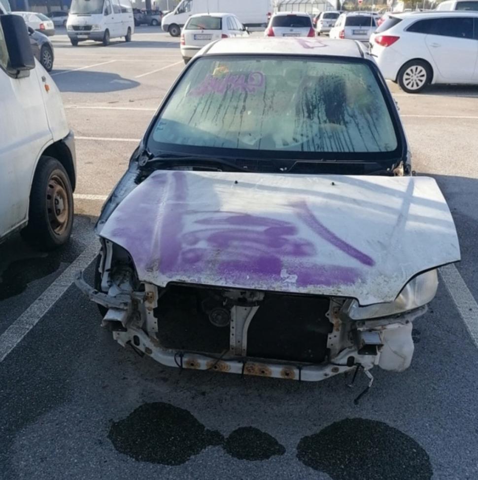 október - vpredu je kapota len voľme položená na motore