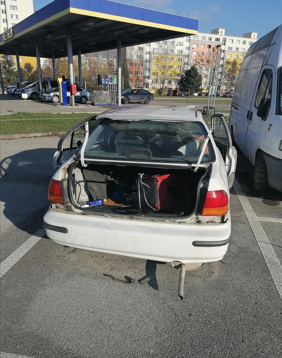 november - vzadu je už kryt kufra vylomený