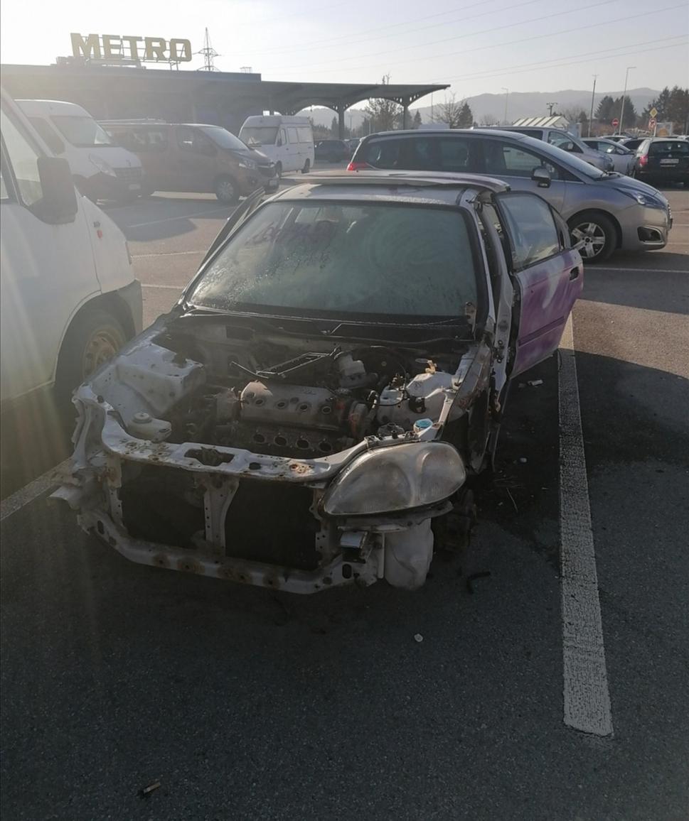 november - kapota sa z motora presťahovala na strechu