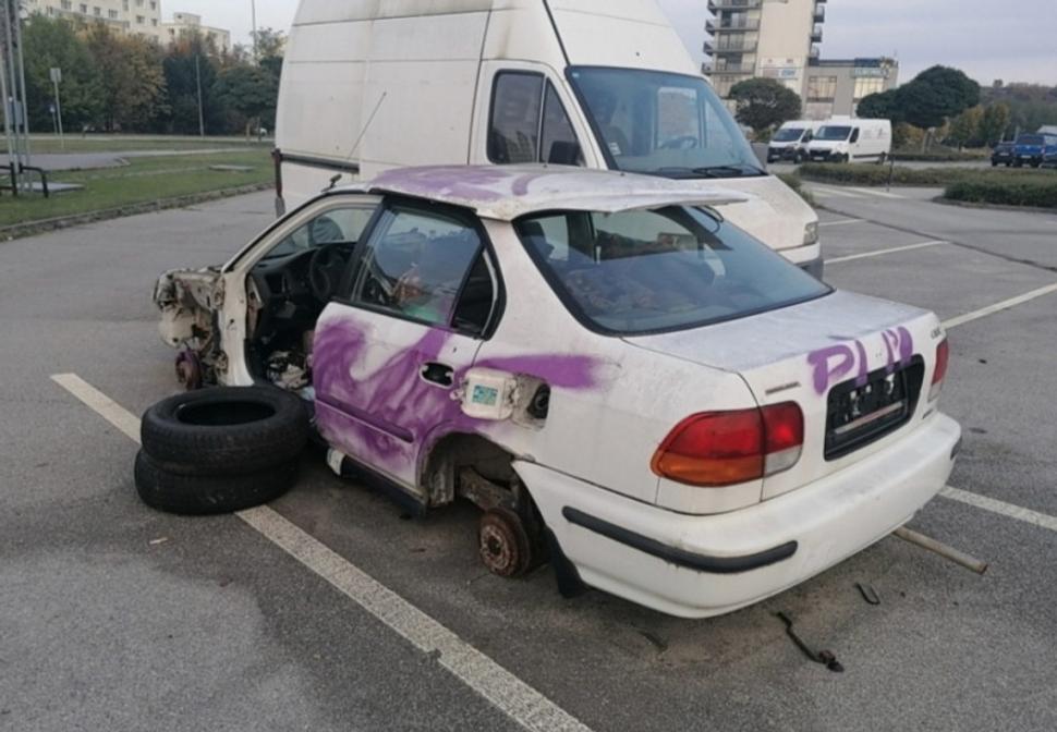 október - na "ľavoboku" chýbajú predné dvere a blatník