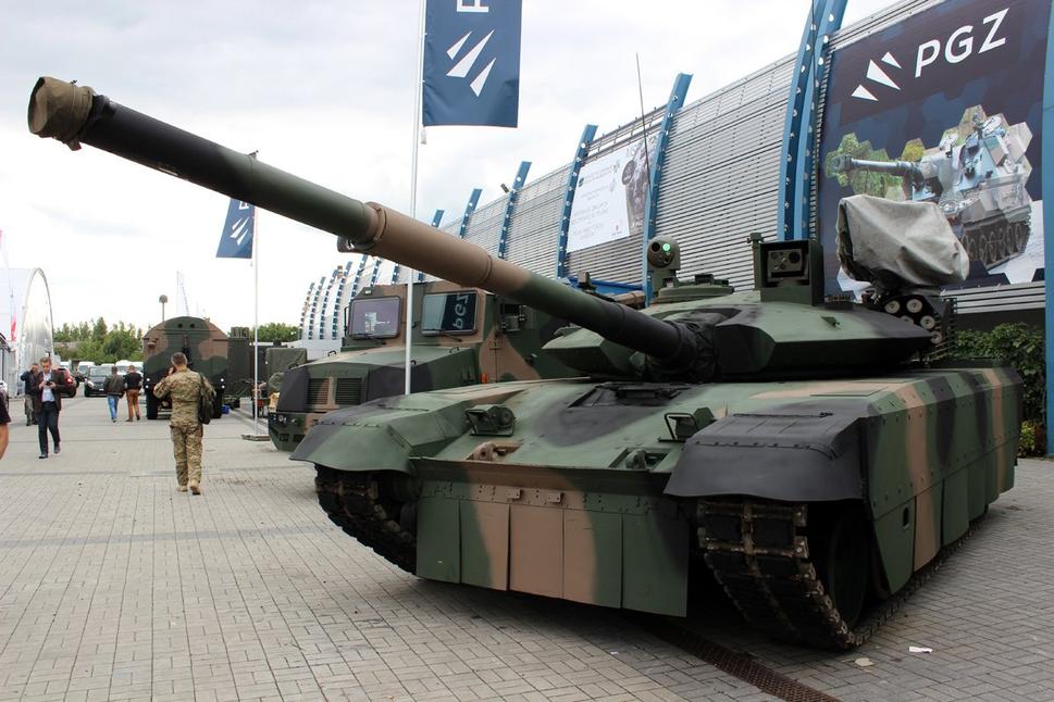 PT-17 s automatickým nabíjacím zariadením a kanónom ráže 120 mm