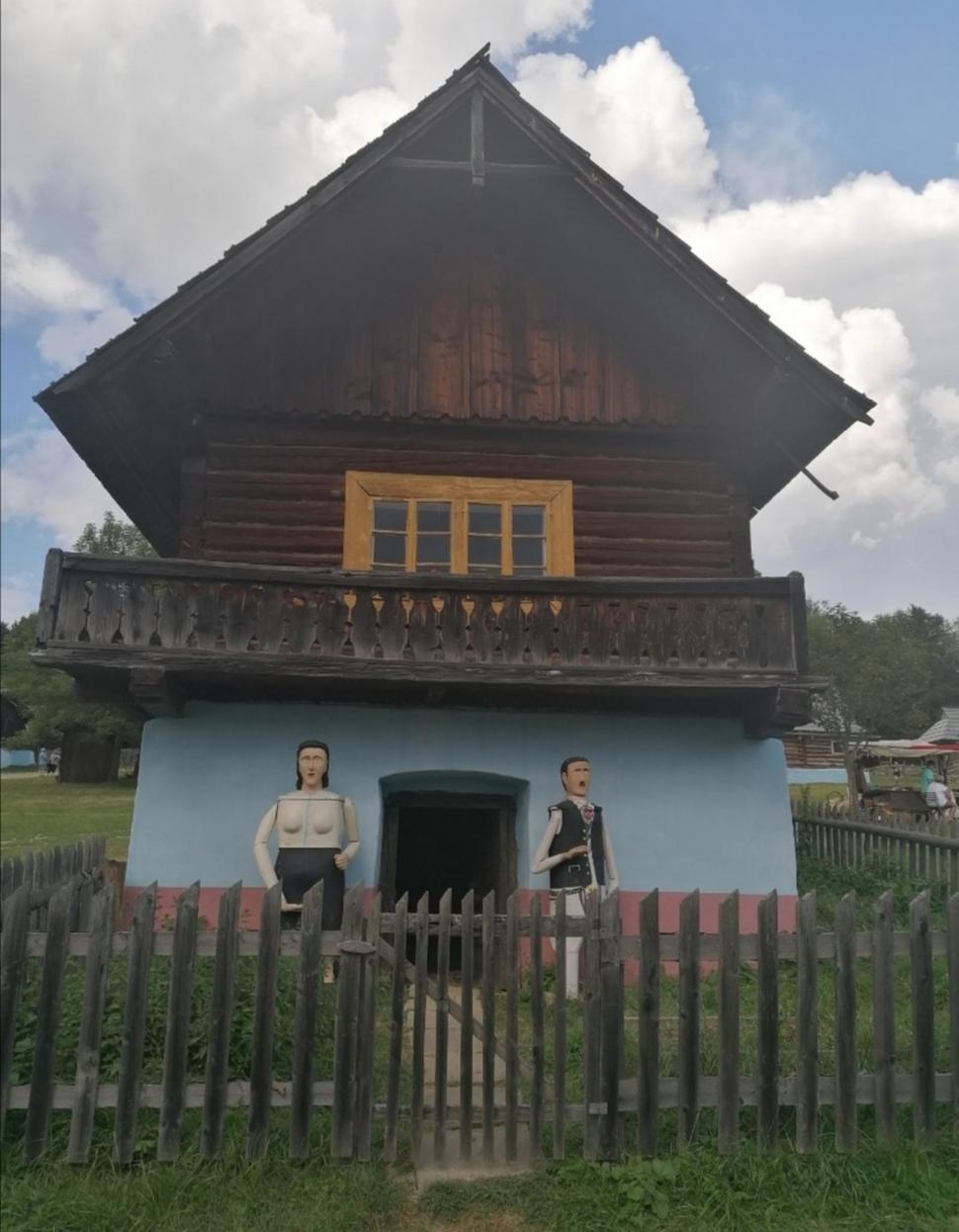 dom z Jarabiny s figurálnymi úľmi