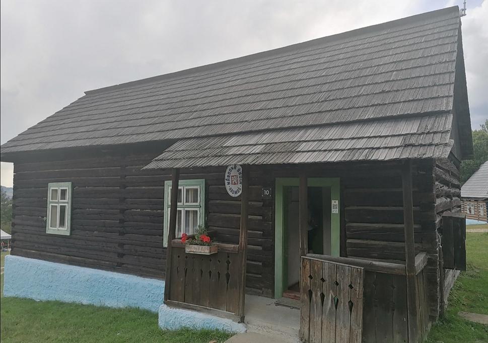 rodinný dom z Údola (podľa popisku na vstupnej tabuli). V skutočnosti škola
