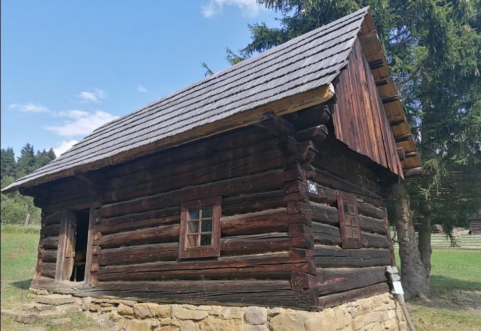 sezónne poľné obydlie z Litmanovej
