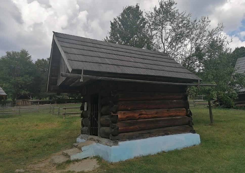 písmenko E - sýpka z Hromoša