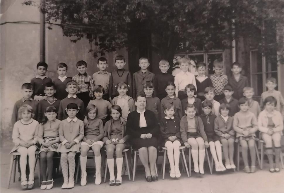 Nie, to nie je devina (iste ste spoznali). Trieda 4.B (5.B? 3.B?). Len som vám chcel ukázať Majku. Ale aj tak nevydalo. Majka bola roba spod Vápča, a tie k nám prišli až od šestky. Ale v druhej triede som randil s tou peknou copaňou v rade podo mnou :-)