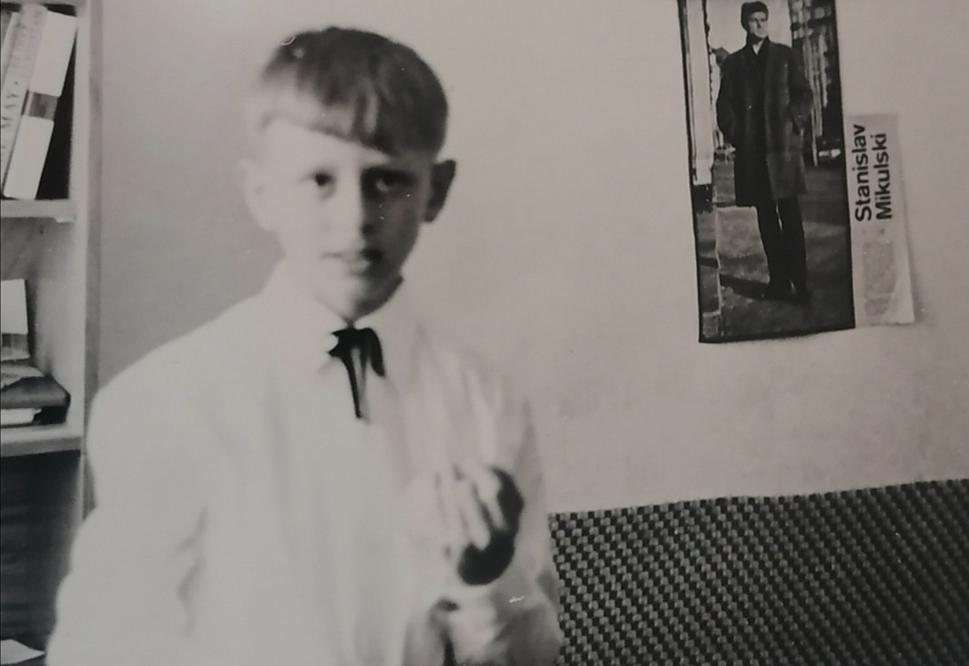 Pred birmovkou Alebo možno po. Už (alebo ešte stále) mám motýlika, či voľajakú stužtičku pod krkom. Za pozornosť stojí plagát na stene za mnou - asi zo Sveta socializmu, ktorý na rozdiel od Života už nevychádza. Stanislav Mikulski, alias kapitán Klos.