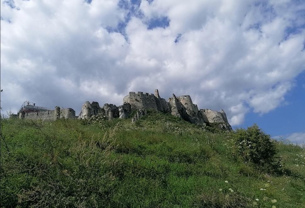 pohľady na hrad cestou z parkovisla