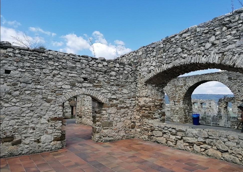 zakonzervované priestory palácu Zápoľskovcov