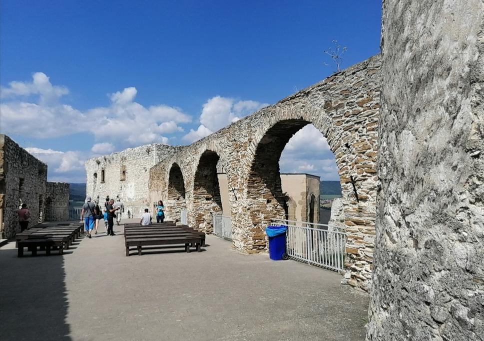 klenby za hradnou vežou, pri ktorých bývajú predstavenia