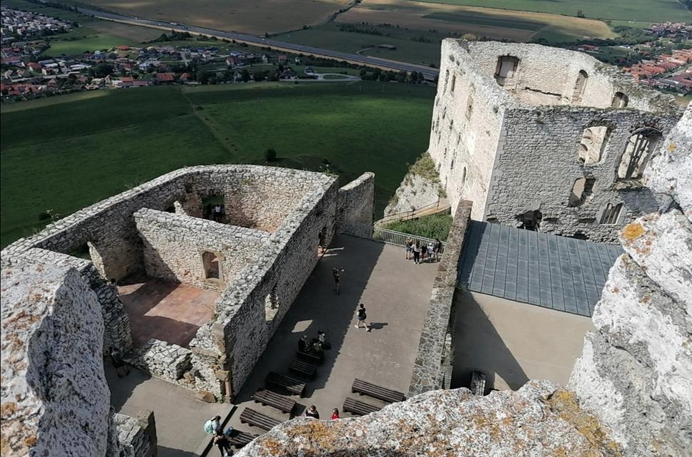 vzadu románsky palác, vľavo palác Zápoľskovcov