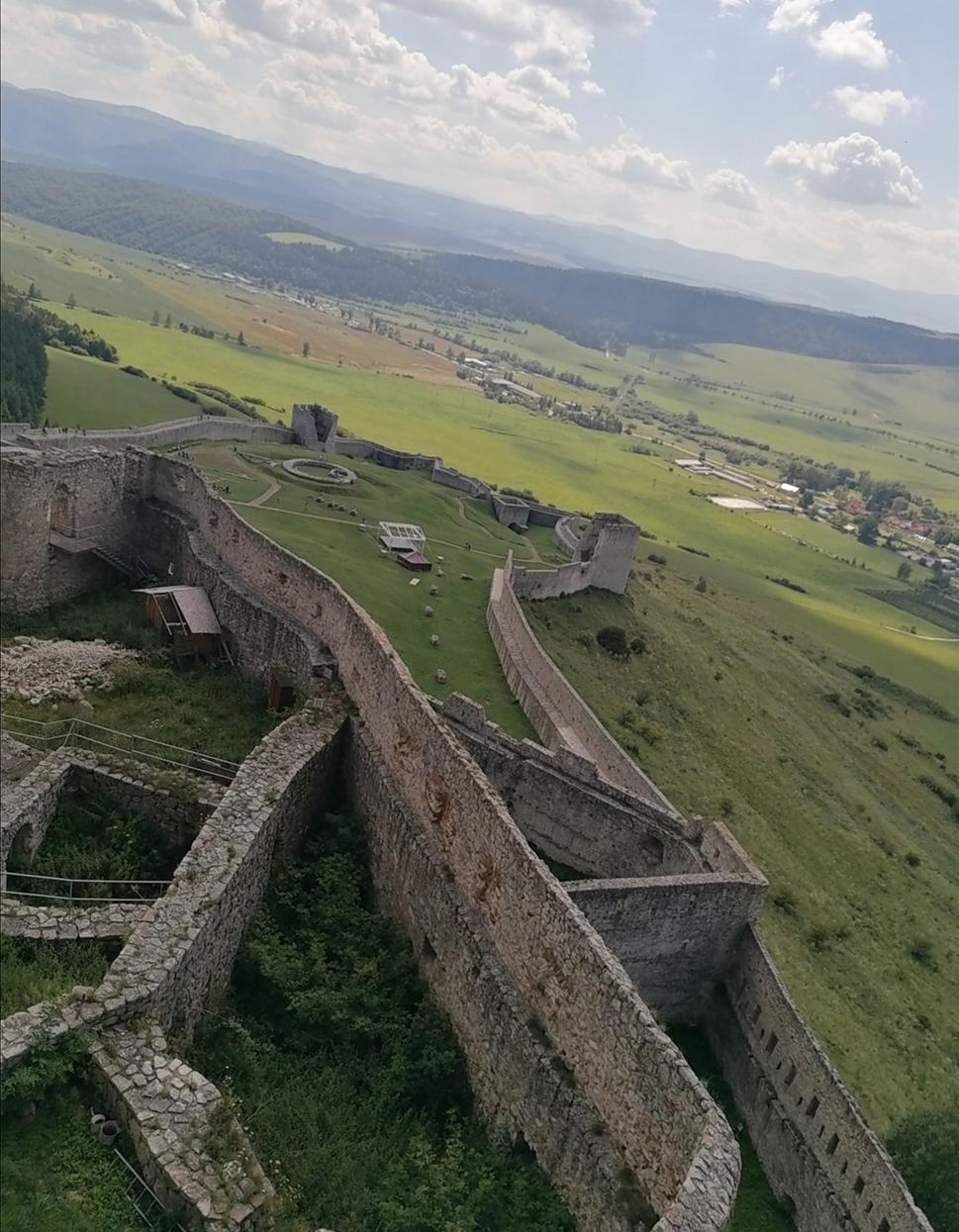 v pozadí dolné nádvorie