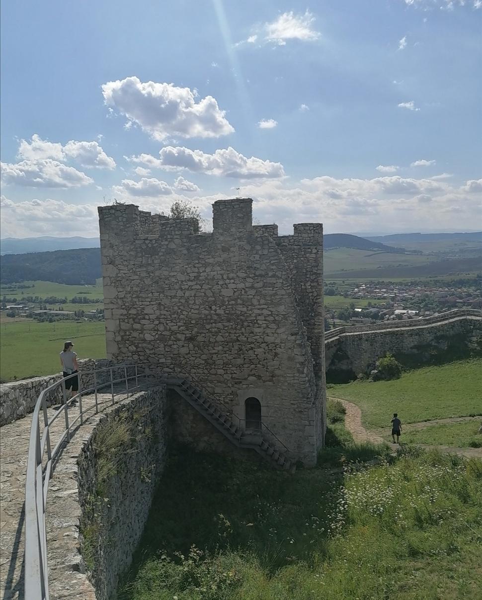 prvá z hranolových veží