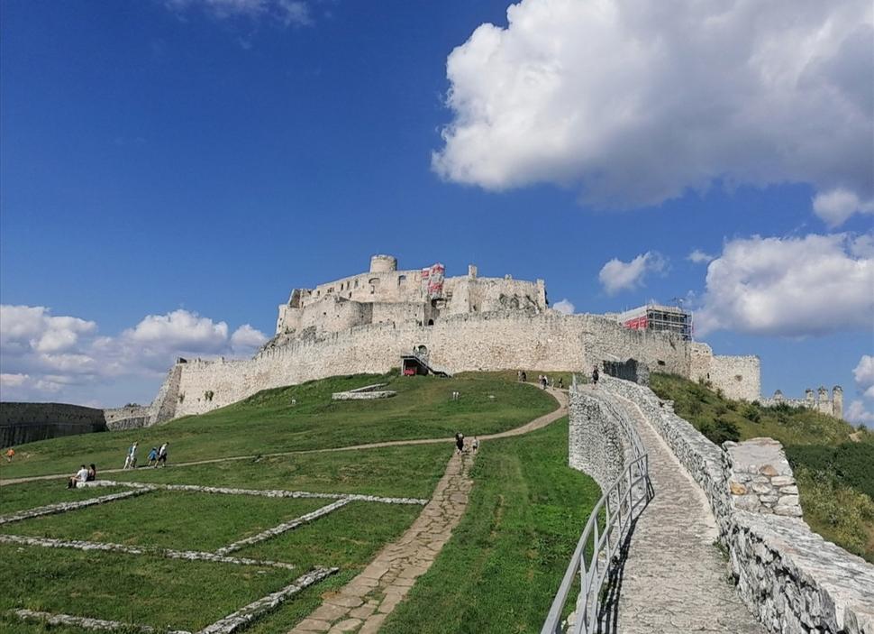 pohľad na hrad zo spodnej časti dolného nádvoria