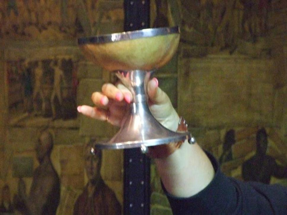 Repliku Byronovho pohára z ľudskej lebky, z ktorého pil víno, vystavujú v múzeu v Newstead Abbey