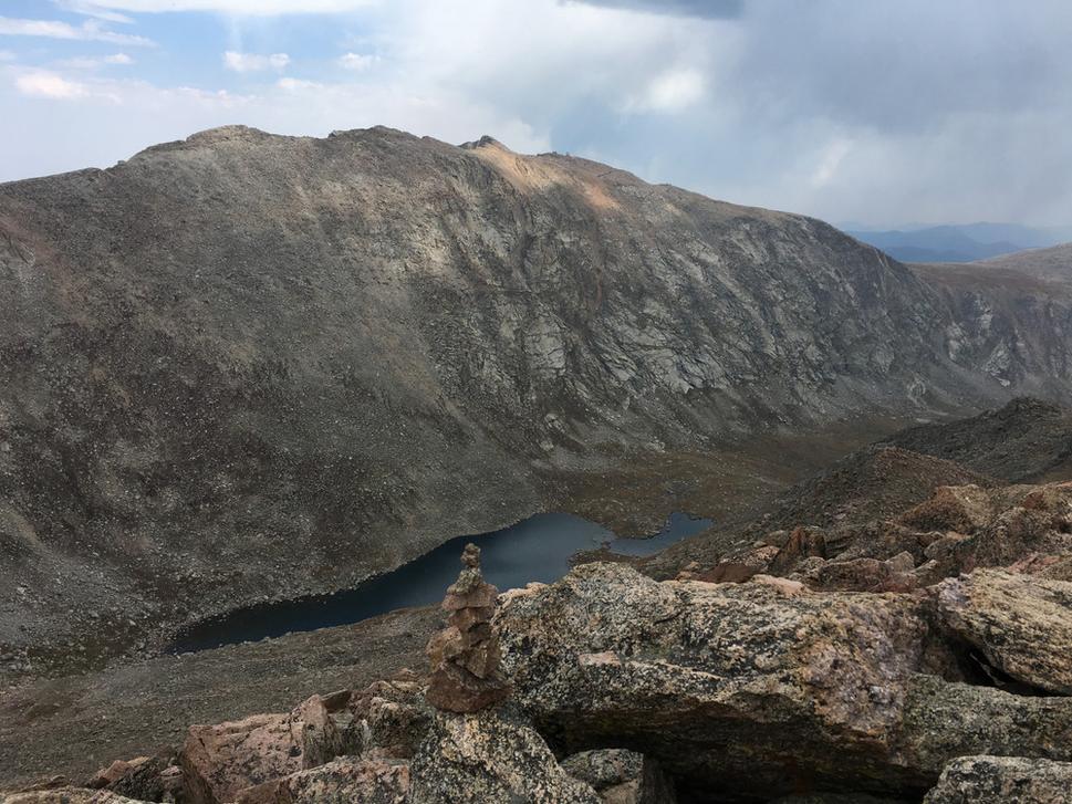 Pohľad z vrcholu na jazero Abyss Lake.