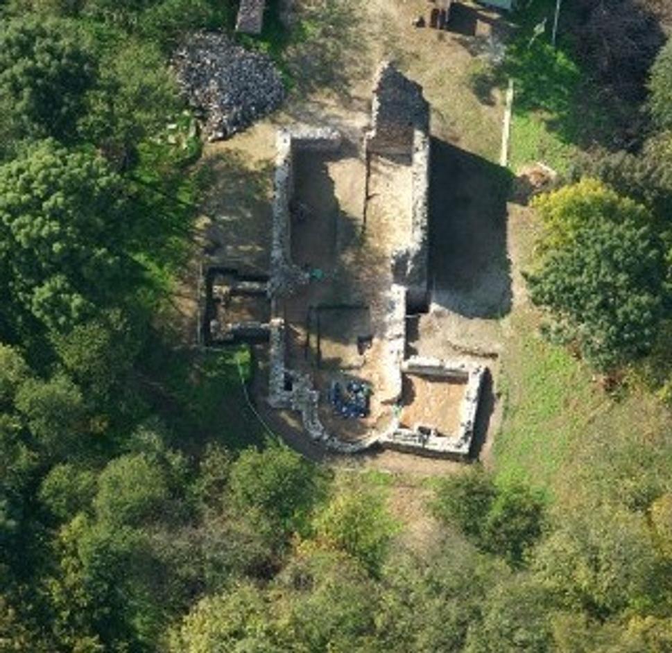 Pohľad na Pustý kostol zhora.