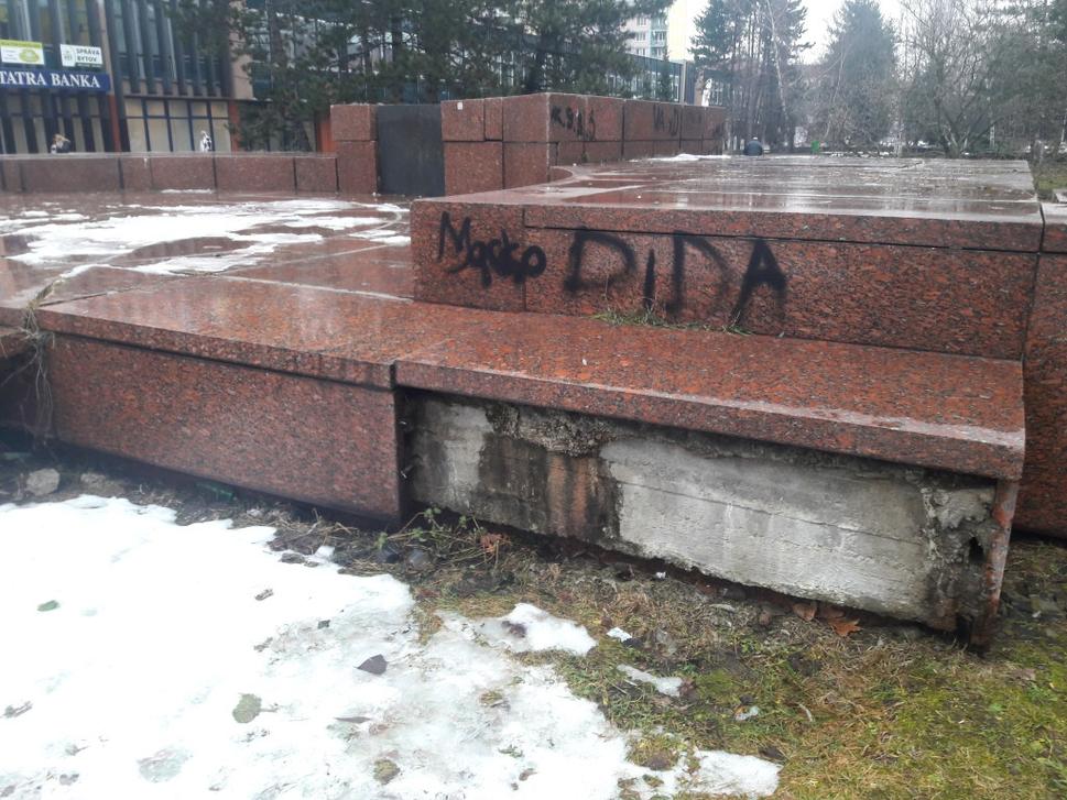 Podstavec pod niekdajšou sochou Lenina v Banskej Bystrici..