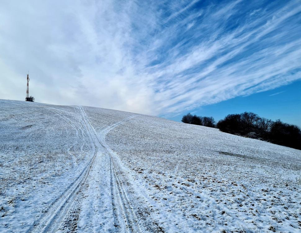 Kráčame my na kopec, a tam zrazu veľký kanec. Podlámu sa kolená, cítim už som spotená. Chúďa diviak hladný je, ani si nás nevšimne. Ešteže termosku so sebou máme, hneď si vínkom pripíjame. POLONINY - neskutočne skutočné.