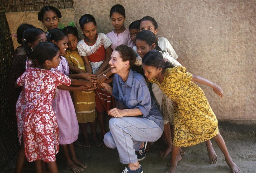 Audrey Hepburnová sa smeje spolu so žiačkami školy v Bangladéši podporovanou UNICEF.