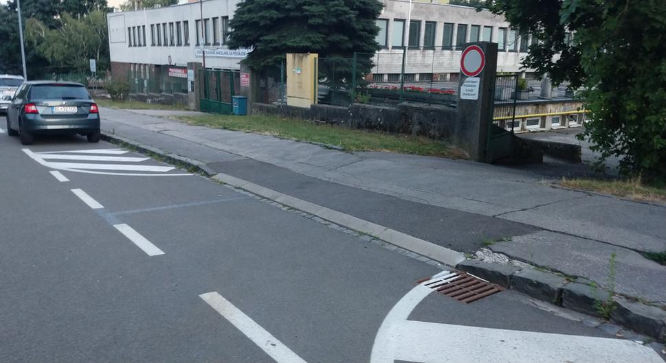 Obr. 4. Aj pred vjazdom do tohto areálu boli vyznačené parkovacie boxy, ktoré až následne boli prekreslené na vjazd. Všimnite si v strede zamaľované T.