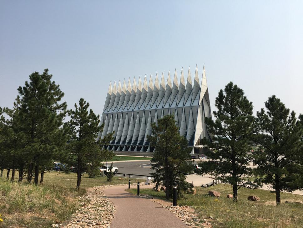 Kaplnka od architekta Waltera Netscheho na Patersonovej leteckej základni v Colorado Springs.