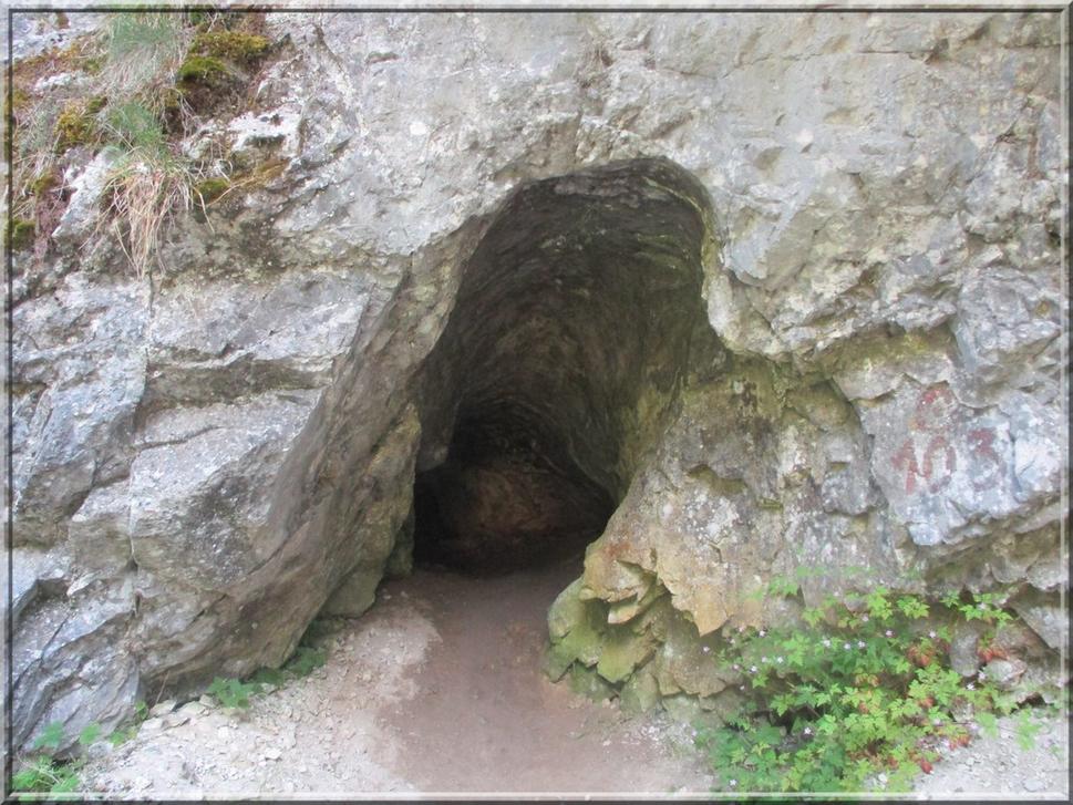 Jaskyňa medzi Jaskyňo slobody a Jaskyňou mieru